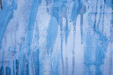 Boya darbeleri ve grunge mor duvar arkaplanındaki lekeler. Yaratıcı modern şehir arka planı mavi, mor renk damlaları, akışlar, boya ve boya spreyleri.