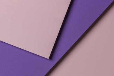 Soyut yaratıcı geometrik pastel pembe ve mor menekşe kağıt arka plan. Üst görünüm, düz görünüm, kopyalama alanı
