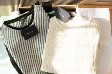 Aralık 04, 2024 - Finestrat, İspanya: Çevrimiçi alışveriş, içinde yeni Massimo Dutti kıyafetleri olan teslimat kutusu. Massimo Dutti, İspanyol Inditex grubunun bir parçası olan popüler giyim imalat şirketidir..