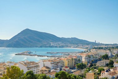 Küçük resimli Altea kasabasına ve Akdeniz 'e hava manzarası. Benidorm gökdelenleri ve Serra Gelada Doğal Parkı. Alicante Eyaleti, Valencia Topluluğu, İspanya.