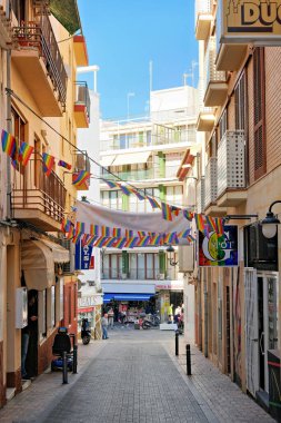 Benidorm, İspanya - 11 Ocak 2025 Benidorm eski kasaba sokağı. Benidorm, gelişmiş turizm altyapısı, turist dostu, plajları, gökdelenleri ve canlı gece hayatıyla tanınan İspanyol tatil beldesi..