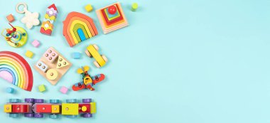 Bebek çocukların oyuncak çerçeve arka planı. Oyuncak ayı, renkli ahşap eğitim, duyusal, açık mavi arka planda çocuklar için oyuncakları ayırıp istifleme. Üst manzara, düz uzanma.