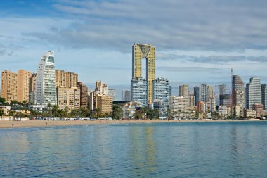 Akdeniz 'e, Benidorm tatil köyüne ve Poniente plajına güzel bir manzara. Benidorm İspanya 'nın Alicante eyaletinde popüler bir sahil kentidir..