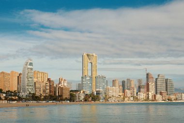 Akdeniz ve Benidorm tatil köyü Poniente plajına güzel bir manzara. Benidorm İspanya 'nın Alicante eyaletinde popüler bir sahil kentidir..