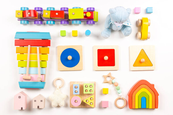 Красочные образовательные и музыкальные игрушки для детей на белом фоне. Вид сверху, плоская рама.