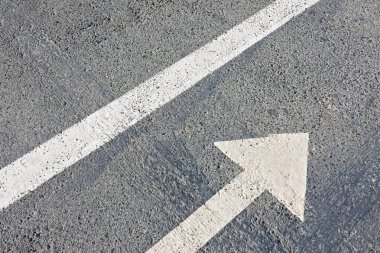 Şehir caddesinde beyaz boyanmış bir ok.