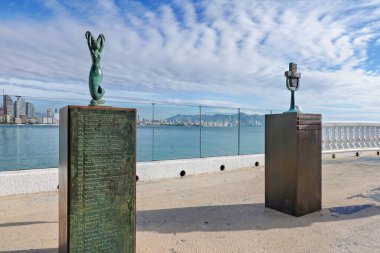 Benidorm Festivali heykelleri. Benidorm Fest, Spains Eurovision temsilcisi olarak hizmet veren yıllık müzik festivali. Benidorm, İspanya - 21 Ocak 2025.