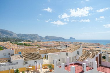 Altea eski kasaba evleri, Akdeniz ve dağların havadan görünüşü. Altea, İspanya 'nın Valensiya Eyaleti' nin Alicante eyaletinde popüler bir turizm merkezidir...