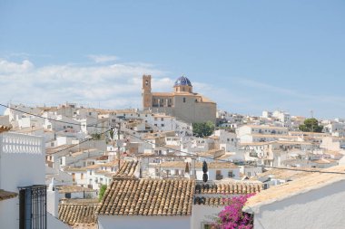 Torre de Bellaguarda 'dan panoramik manzara, İspanya' nın Alicante iline bakan tarihi gözlem kulesi.
