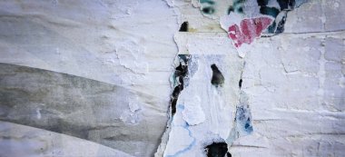 Reklam panolarının eski posterli soyut arkaplanı. Şehir caddesinde yırtık posterler.