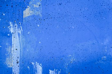 Rastgele beyaz ve mavi boya darbeleriyle karışık bir arkaplan. Soyut duvar dokusu.