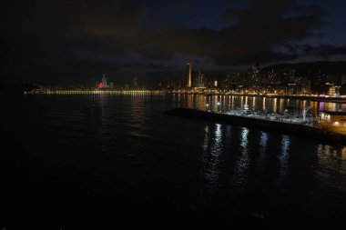 Benidorm şehrine panoramik manzara, Poniente plajı ve Akdeniz geceleri.