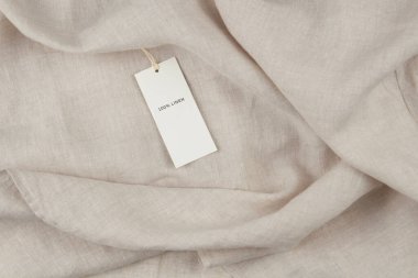 Doğal keten kumaş, yatak örtüsü ya da beyaz kağıt etiket etiketli ev tekstili. Doğal sürdürülebilir ürünler.