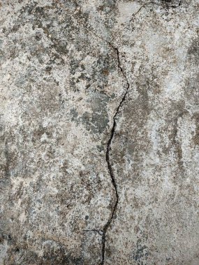 Fakir ve eski evin duvarı