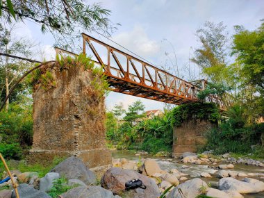 Demiryolu köprüsü eski ve artık kullanılmıyor.