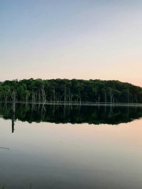 yansıması ile sakin göl 