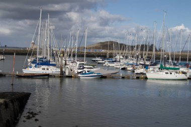 Teknelerin dinlendiği bir liman.