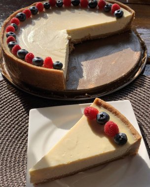 Böğürtlenli cheesecake, yabanmersinli cheesecake ve ahududulu