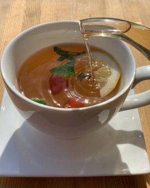 Estetik çay, çay, limonlu çay, nane ve ahududu.