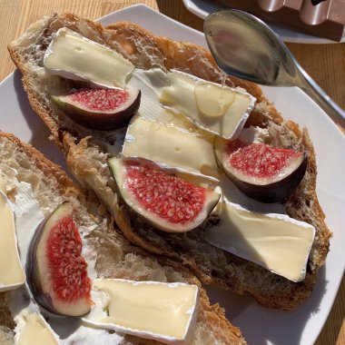 İncirli ve peynirli kruvasan