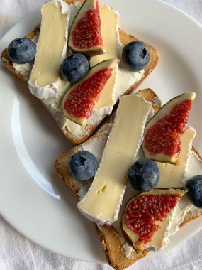 Krem peynirli, yaban mersinli ve incirli taze ve lezzetli tost.