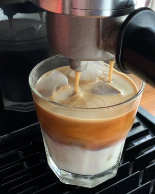 Kahve makinesiyle buzlu latte yapıyorum.