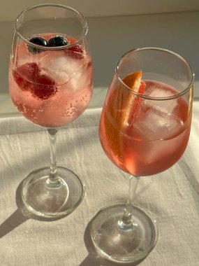 Masanın üzerinde ferahlatıcı bir yaz içeceği olan iki bardak.