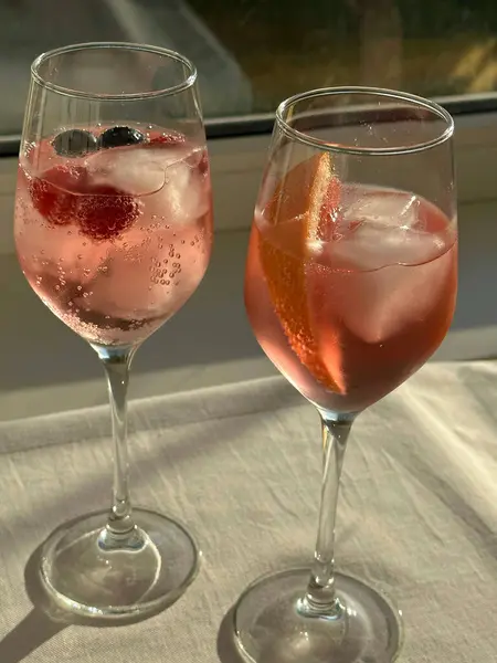 Dois Copos Com Uma Bebida Refrescante Verão Mesa Close — Fotografia de Stock