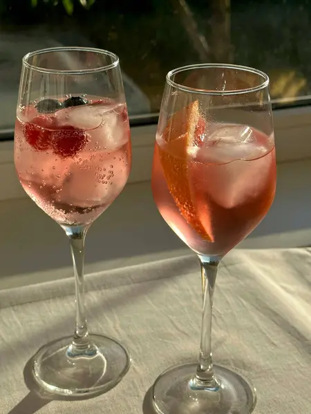 Dois Copos Com Uma Bebida Refrescante Verão Mesa Close — Fotografia de Stock