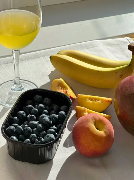 Frutas Frescas Verão Bagas Mesa Branca Vidro Com Suco — Fotografia de Stock