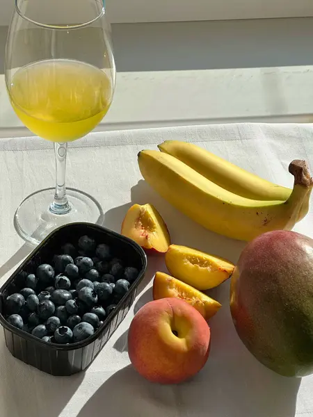 Frutas Frescas Verão Bagas Mesa Branca Vidro Com Suco — Fotografia de Stock