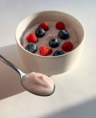 Yoğurtlu, yaban mersinli ve ahududulu sağlıklı kahvaltı