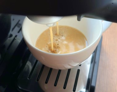 Kahve makinesiyle kahve hazırlıyorum.