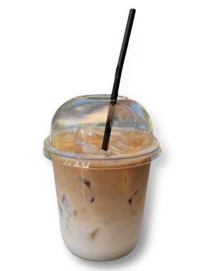 Beyaz arkaplanda buzlu latte izole edilmiş.