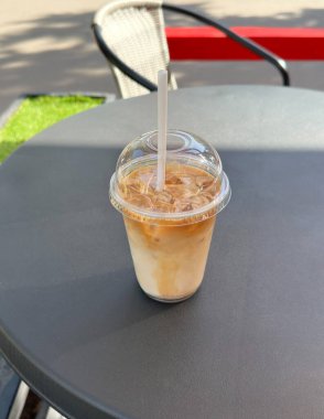 Bir kafe 'nin yaz terasında masada buzlu latte.