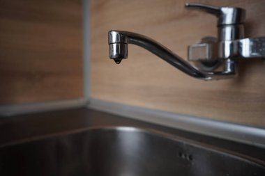 Damlayan lavabonun fotoğrafı.