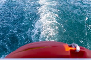 Gemide turuncu can yeleği var. Tekne yolcuları için güvenlik kavramı