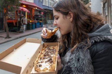 Gemide turuncu can yeleği var. Tekne yolcuları için güvenlik kavramı