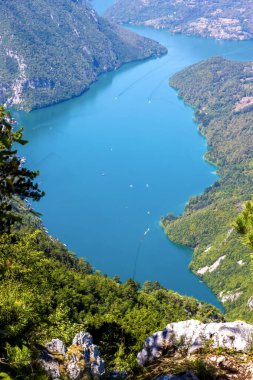 Drina Nehri Kanyonu 'nun güzel manzarası ve yeşil uçurumları ve mavi Perucac Gölü.