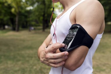 atlet onun saat bakıyor