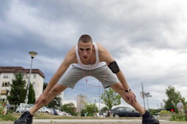 Egzersiz önce bir bacak Germe bir erkek vücudun görüntü yakın