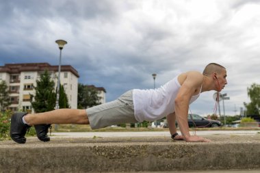 Genç erkek Runner City push UPS yapıyor