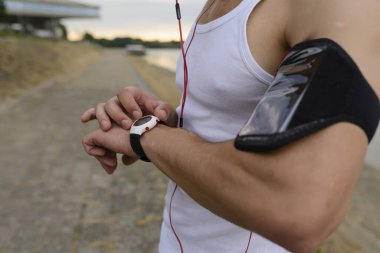 Atlet kontrol onun akıllı saat