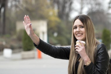 jest, Ulaştırma, seyahat, turizm ve insanlar kavramı - genç kadın veya genç kız şehir sokak veya otostop taksi yakalamak
