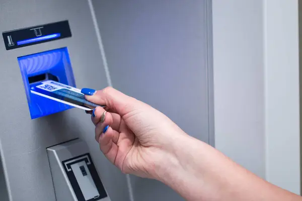 Kadın ekleyerek kredi kartı ve geri çekilme para formu Atm makinesi kapat.