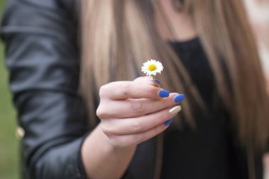 Gökyüzüne dokun. Genç, özgür ve vahşi