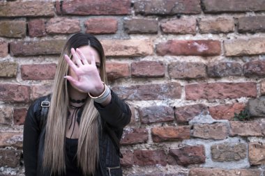 Kadın dur diyor. Hareketi durdurmak. Uzak dur