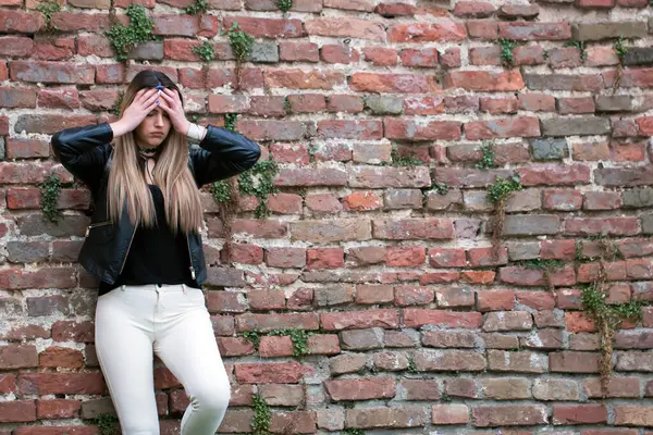 portre açık havada duran üzgün genç kadın vurguladı. Şehir yaşam tarzı stres.