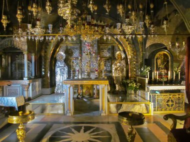 JERUSALEM ISRAEL, 13 Mayıs 2015: Golgotha, İsa 'nın Kutsal Mezar Bazilikası içinde çarmıha gerildiği yer. İsa 'nın çarmıha gerilmesi sırasında meydana gelen depremde kaya çatladı..