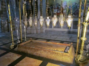 JERUSALIM, İsrail, 13 Mayıs 2015: Kutsal Topraklardaki Kutsal Mezar Kilisesi 'nin detayları. Kutsama Taşı. Hıristiyan dininin mabedi   